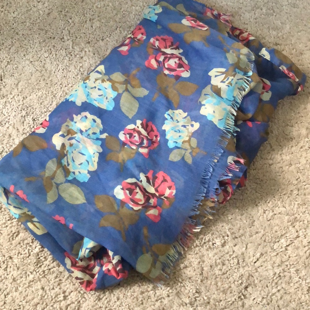 Beautiful blue scarf!